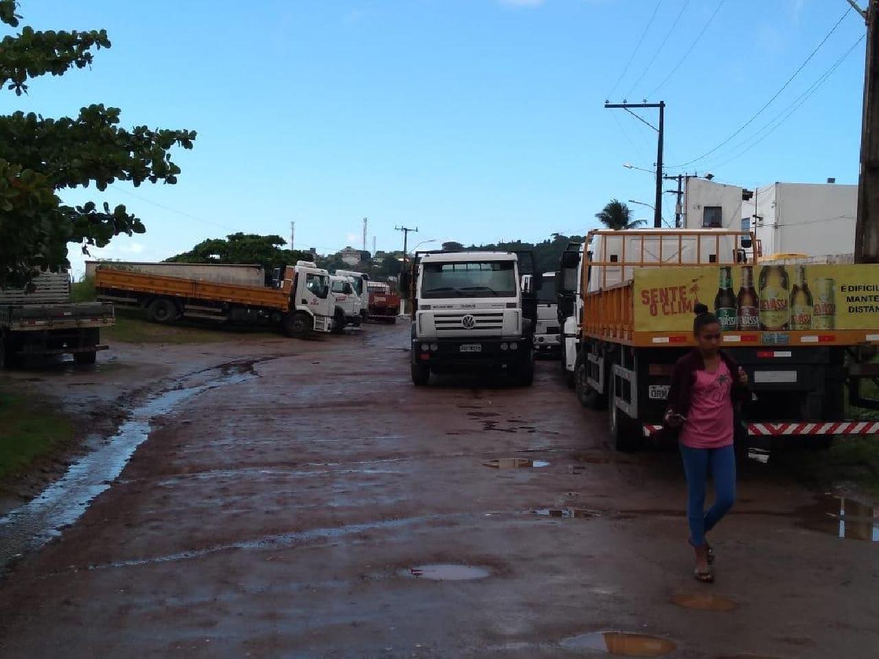 ILHÉUS: DISTRIBUIDORA FECHA RUA COM CAMINHÕES ILHÉUS: DISTRIBUIDORA FECHA RUA COM CAMINHÕES