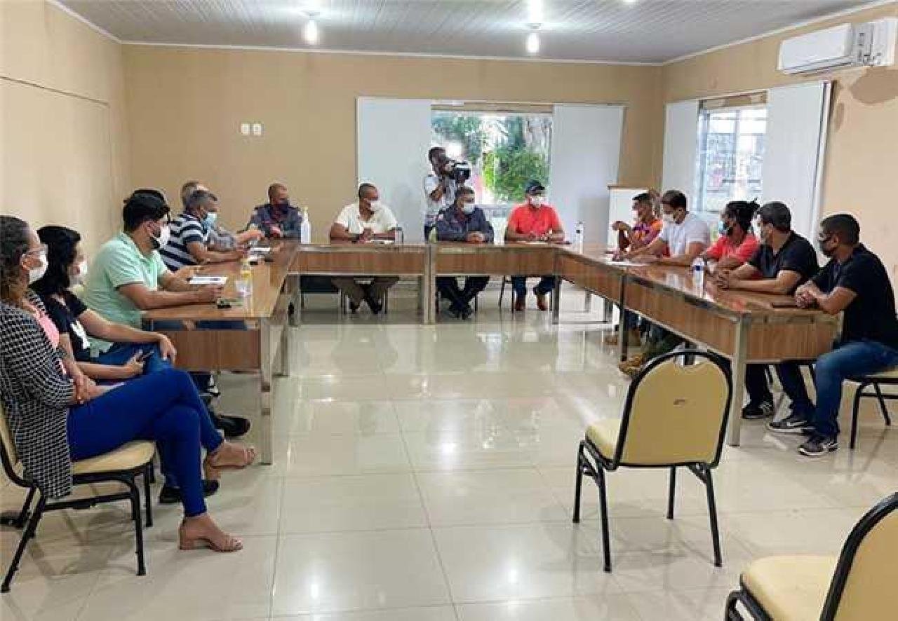 PREFEITO MÁRIO ALEXANDRE REÚNE GABINETE DE CRISE PARA MINIMIZAR DANOS CAUSADOS PELA CHUVA PREFEITO MÁRIO ALEXANDRE REÚNE GABINETE DE CRISE PARA MINIMIZAR DANOS CAUSADOS PELA CHUVA