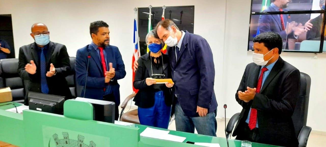 EM ATO SIMBÓLICO, CARTÃO ALIMENTAÇÃO É ENTREGUE À SERVIDORA COM MAIS TEMPO DE SERVIÇO NA CÂMARA EM ATO SIMBÓLICO, CARTÃO ALIMENTAÇÃO É ENTREGUE À SERVIDORA COM MAIS TEMPO DE SERVIÇO NA CÂMARA