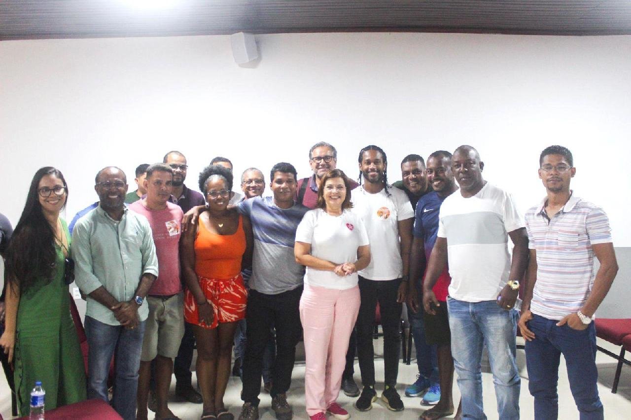 ADÉLIA SE REÚNE COM MOTORISTAS DE TRANSPORTES ALTERNATIVO E GARANTE LEGALIZAÇÃO DO SERVIÇO EM ILHÉUS ADÉLIA SE REÚNE COM MOTORISTAS DE TRANSPORTES ALTERNATIVO E GARANTE LEGALIZAÇÃO DO SERVIÇO EM ILHÉUS