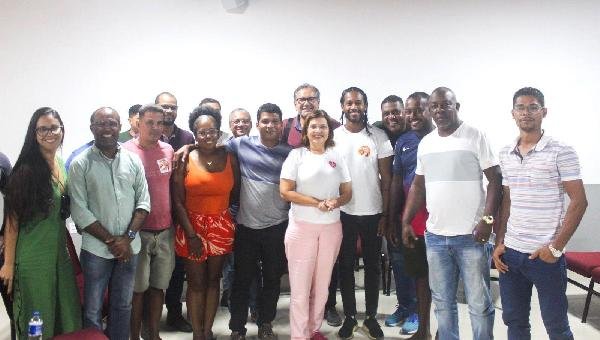 ADÉLIA SE REÚNE COM MOTORISTAS DE TRANSPORTES ALTERNATIVO E GARANTE LEGALIZAÇÃO DO SERVIÇO  EM ILHÉUS 