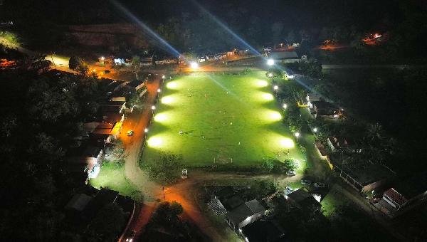 ILUMINAÇÃO EM LED É INSTALADA NO CAMPO DE FUTEBOL DE SAMBAITUBA EM ILHÉUS