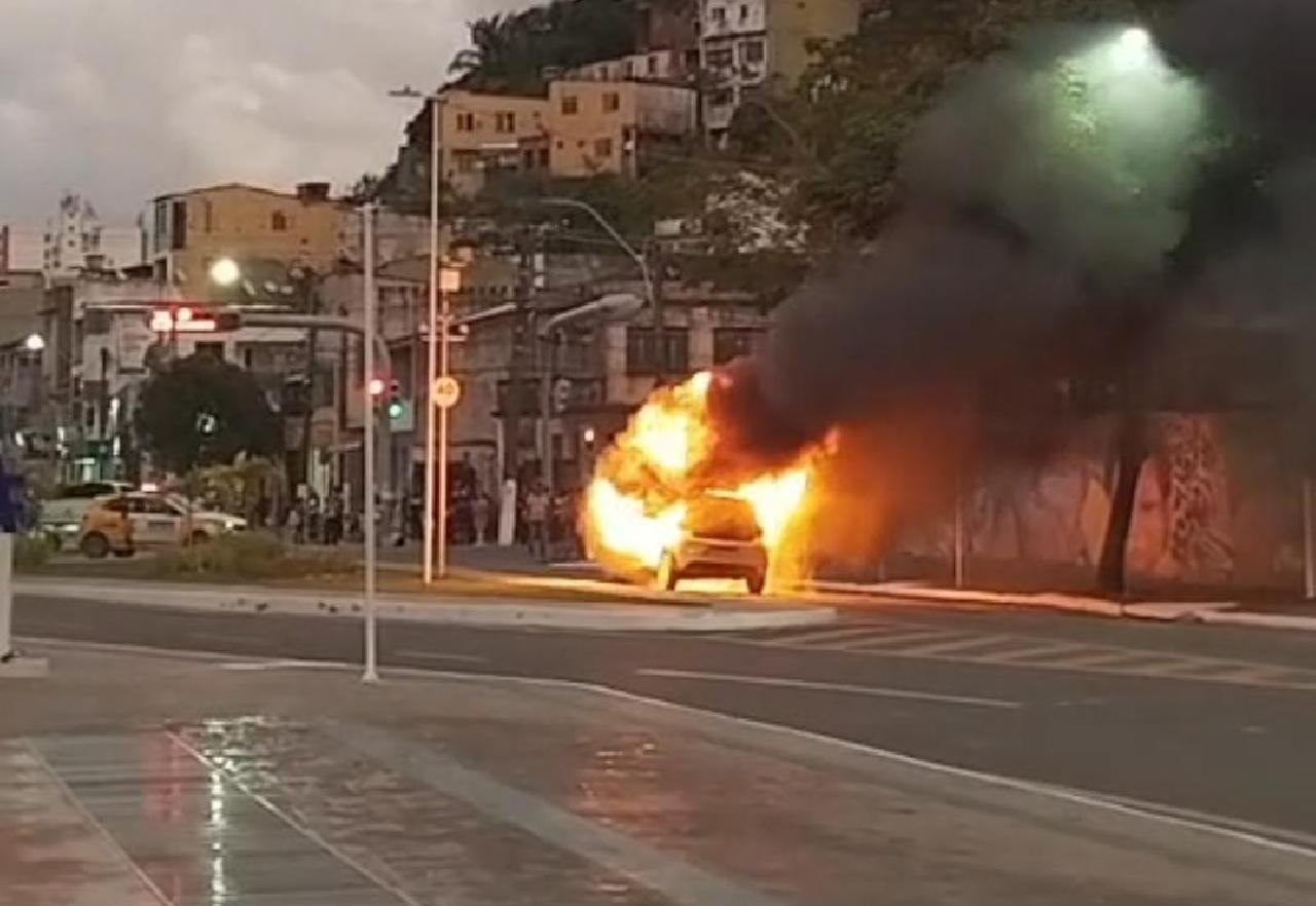 CARRO PEGA FOGO PRÓXIMO À PRAÇA MISAEL TAVARES, EM ILHÉUS