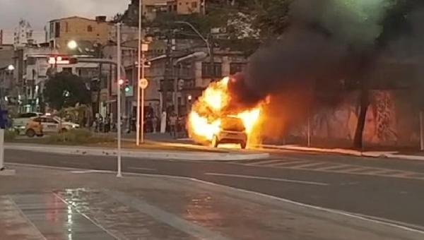 CARRO PEGA FOGO PRÓXIMO À PRAÇA MISAEL TAVARES, EM ILHÉUS