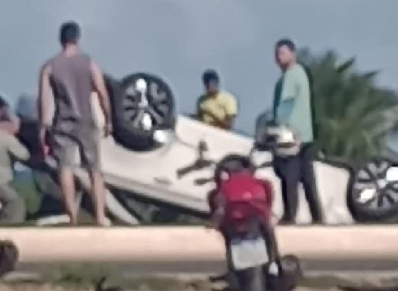 CARRO CAPOTA E CAUSA ENGARRAFAMENTO NA PONTE JORGE AMADO EM ILHÉUS CARRO CAPOTA E CAUSA ENGARRAFAMENTO NA PONTE JORGE AMADO EM ILHÉUS