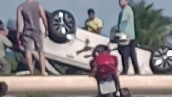 CARRO CAPOTA E CAUSA ENGARRAFAMENTO NA PONTE JORGE AMADO EM ILHÉUS