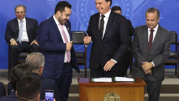 BOLSONARO SACIONA LEI DE COMBATE A FRAUDES NO INSS