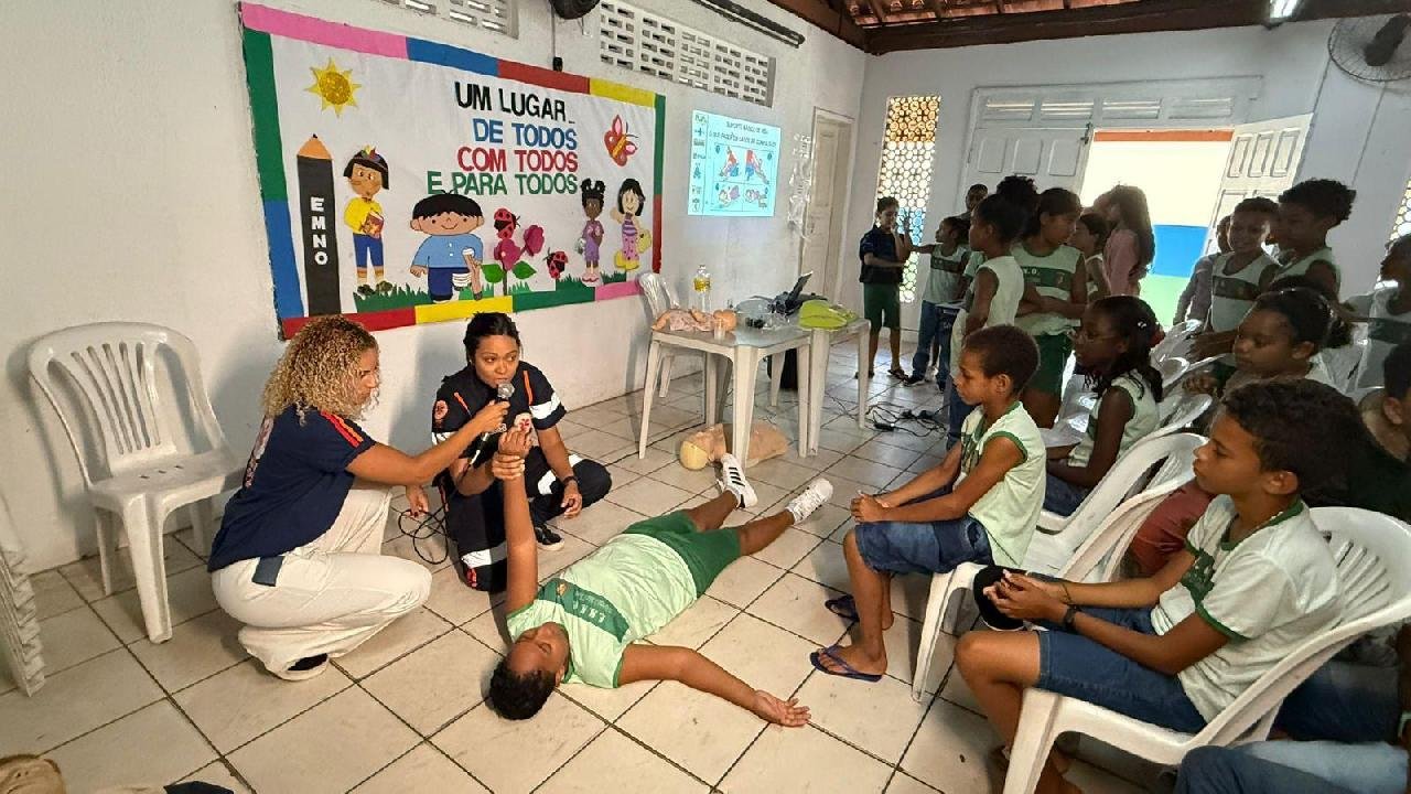 PROJETO “SAMUZINHO NA ESCOLA” LEVA APRENDIZADO SOBRE PRIMEIROS SOCORROS A ALUNOS DA ESCOLA NELSON D’OLIVEIRA PROJETO “SAMUZINHO NA ESCOLA” LEVA APRENDIZADO SOBRE PRIMEIROS SOCORROS A ALUNOS DA ESCOLA NELSON D’OLIVEIRA
