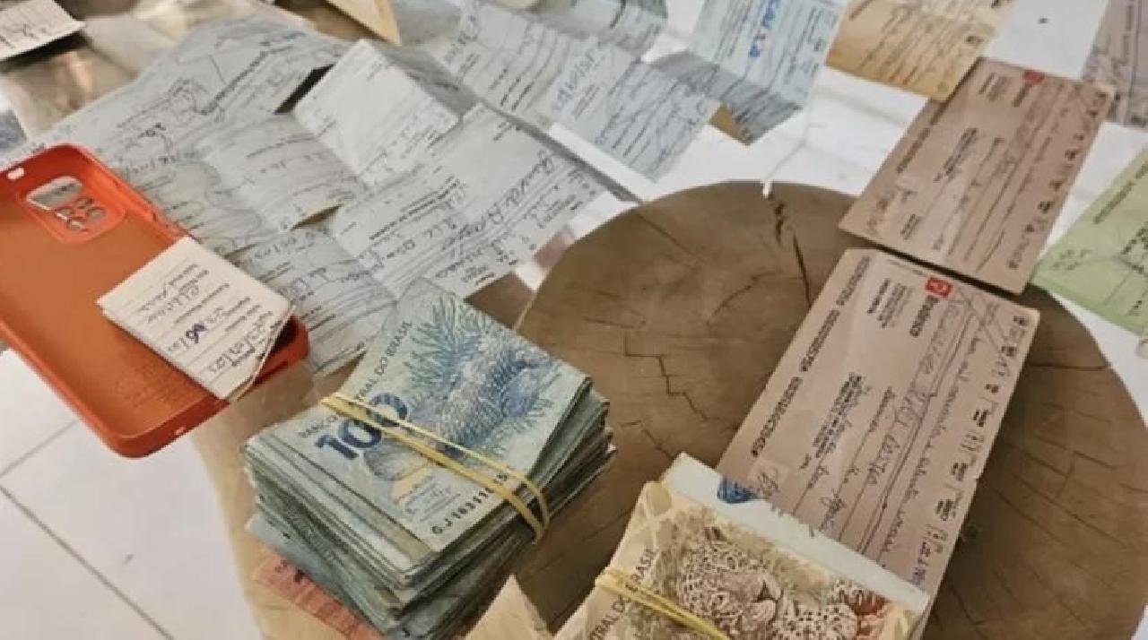 PREFEITO PRESO EM OPERAÇÃO DA POLÍCIA FEDERAL É SOLTO APÓS PAGAR FIANÇA DE R$ 3 MIL PREFEITO PRESO EM OPERAÇÃO DA POLÍCIA FEDERAL É SOLTO APÓS PAGAR FIANÇA DE R$ 3 MIL