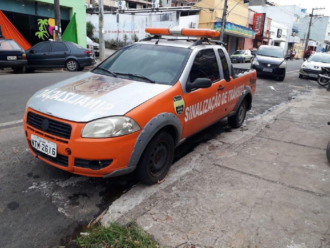 CASA DE FERREIRO, ESPETO DE PAU: SUTRAN ABANDONA CARRO NA CALÇADA EM ILHÉUS