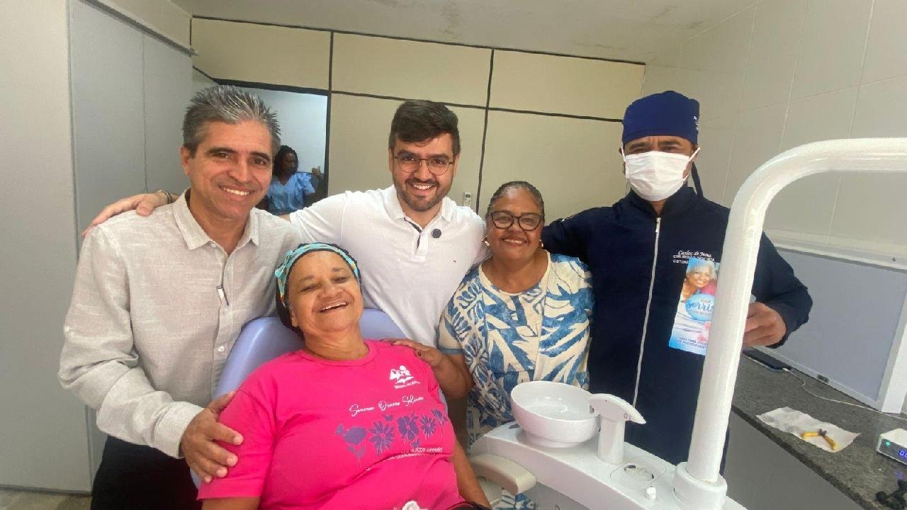 100 PRÓTESES DENTÁRIAS SÃO ENTREGUES EM ILHÉUS 100 PRÓTESES DENTÁRIAS SÃO ENTREGUES EM ILHÉUS