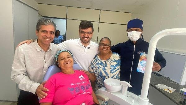 100 PRÓTESES DENTÁRIAS SÃO ENTREGUES EM ILHÉUS