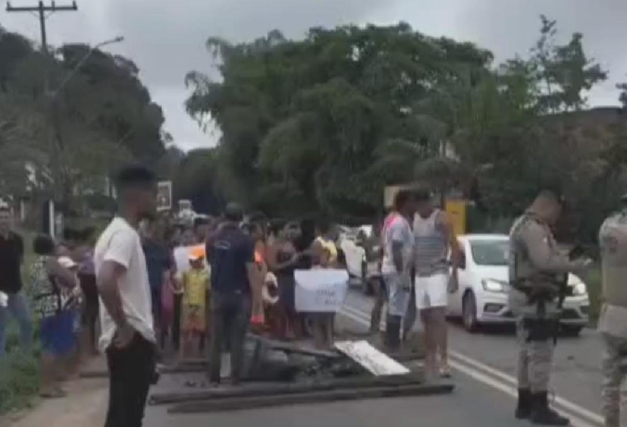 MORADORES BLOQUEIAM BR-415 EM PROTESTO POR CASO DE ABUSO SEXUAL CONTRA CRIANÇA DE 11 ANOS EM ILHÉUS