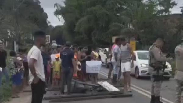 MORADORES BLOQUEIAM BR-415 EM PROTESTO POR CASO DE ABUSO SEXUAL CONTRA CRIANÇA DE 11 ANOS EM ILHÉUS