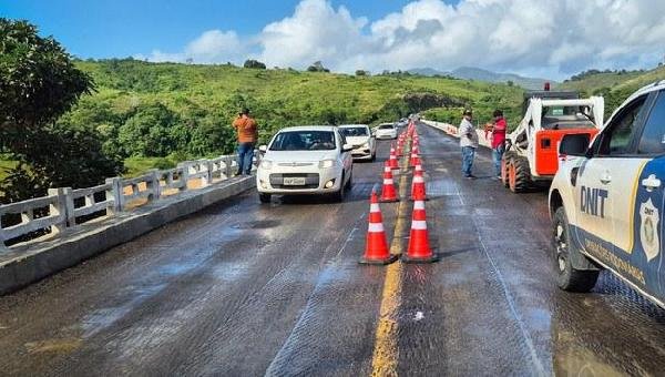 A PARTIR DESTA QUARTA-FEIRA (24), DNIT VOLTA A RESTRINGIR VEÍCULOS DE CARGA NA PONTE DO JEQUITINHONHA, NA BR-101/BA
