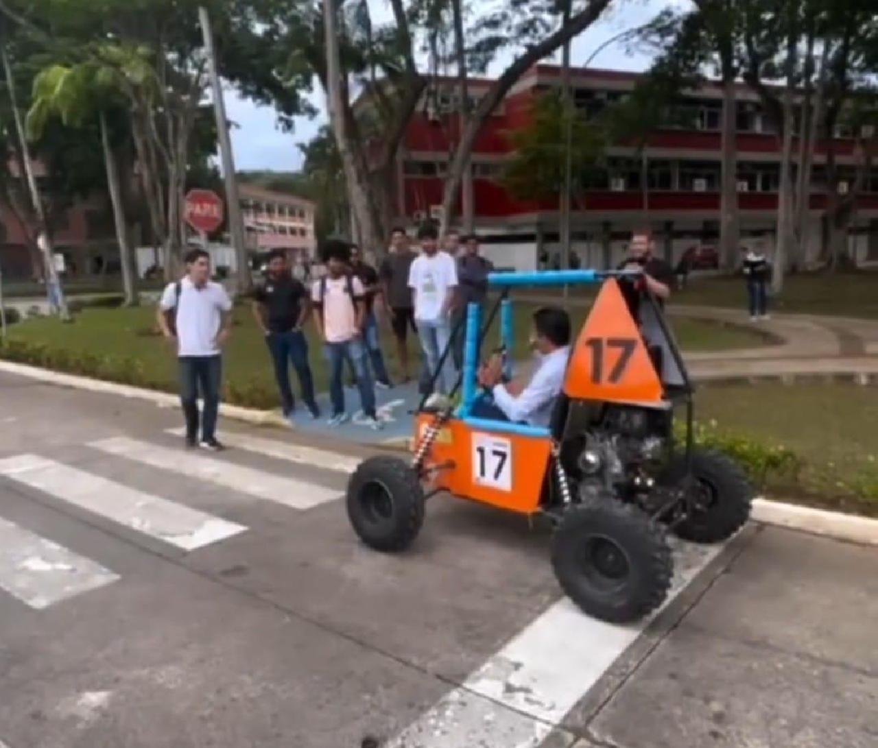 ALUNOS DE ENGENHARIA MECÂNICA DA UESC CONSTROEM CARRO, E EMPOLGADO REITOR TESTA VEÍCULO 