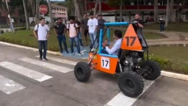 ALUNOS DE ENGENHARIA MECÂNICA DA UESC CONSTROEM CARRO, E EMPOLGADO REITOR TESTA VEÍCULO 