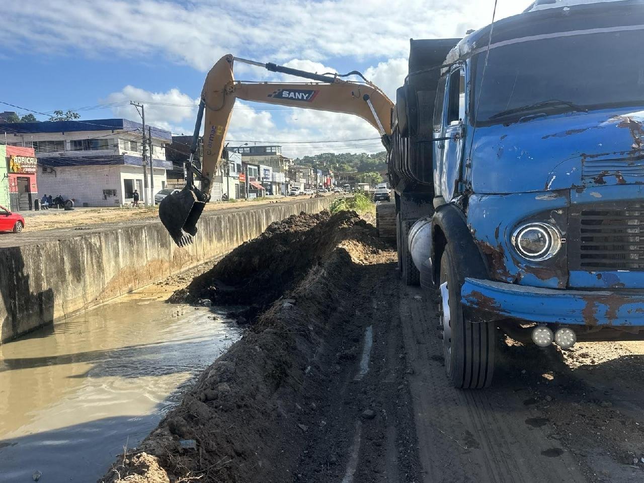 INICIADAS AS OBRAS NO CANAL DO MALHADO COM SERVIÇOS DE LIMPEZA 