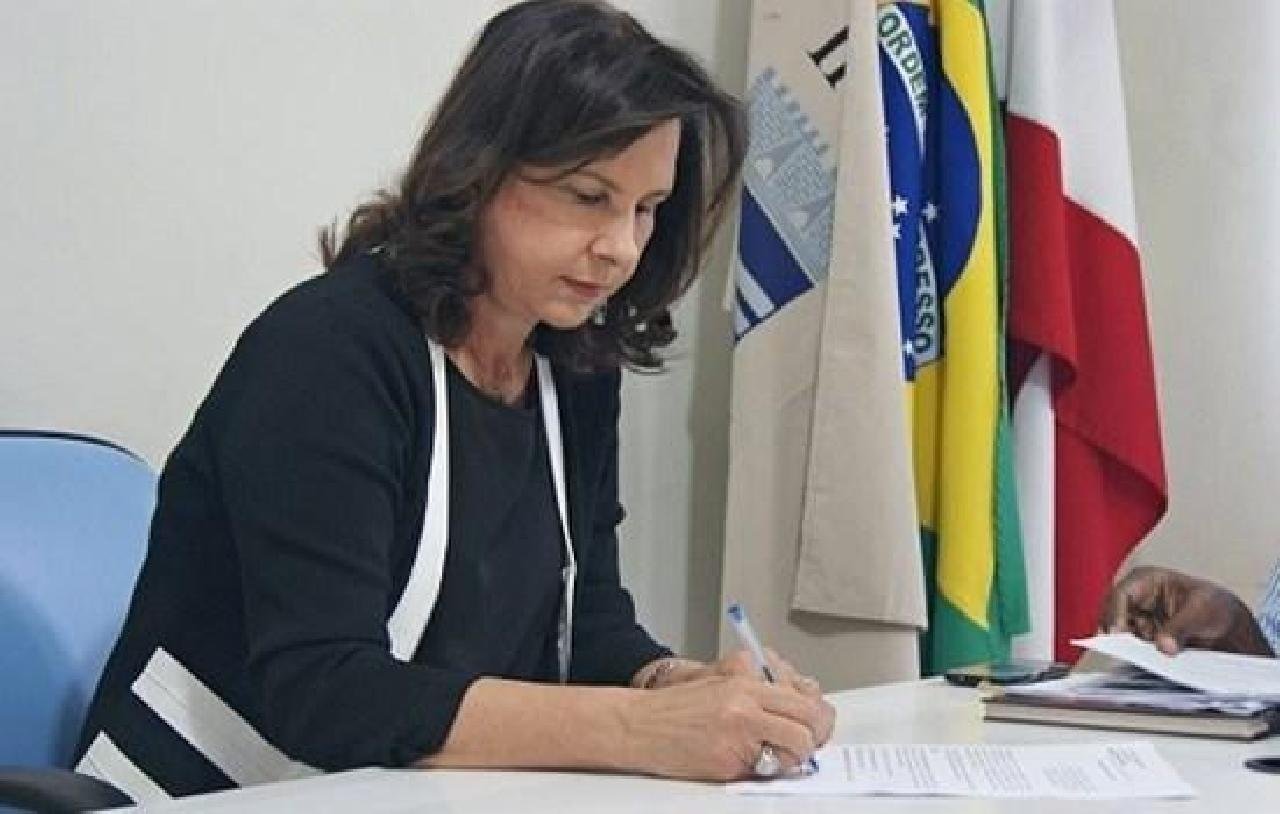IPIAÚ: MP DENUNCIA PREFEITA POR CONTRATAÇÃO IRREGULAR E PEDE ANÁLISE DE PRISÃO PREVENTIVA IPIAÚ: MP DENUNCIA PREFEITA POR CONTRATAÇÃO IRREGULAR E PEDE ANÁLISE DE PRISÃO PREVENTIVA