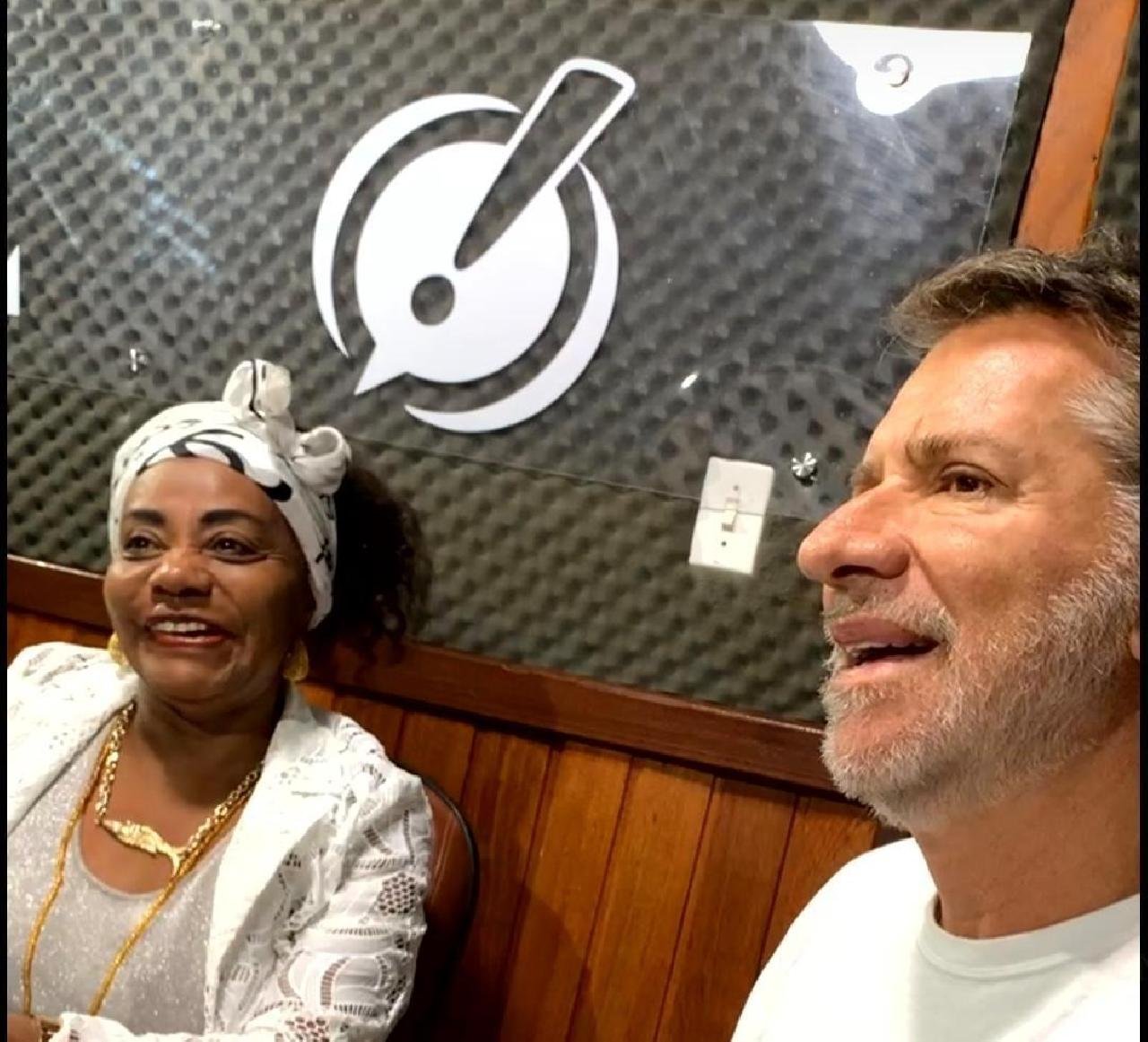 BANQUETE BAIANO: “A BAHIA NÃO SAI DE DENTRO DELE”, DIZ LUIZ SALÉM EM EVENTO QUE UNE HUMOR, DENDÊ E O ARROZ DE HAUÇÁ DA CHEF DADÁ