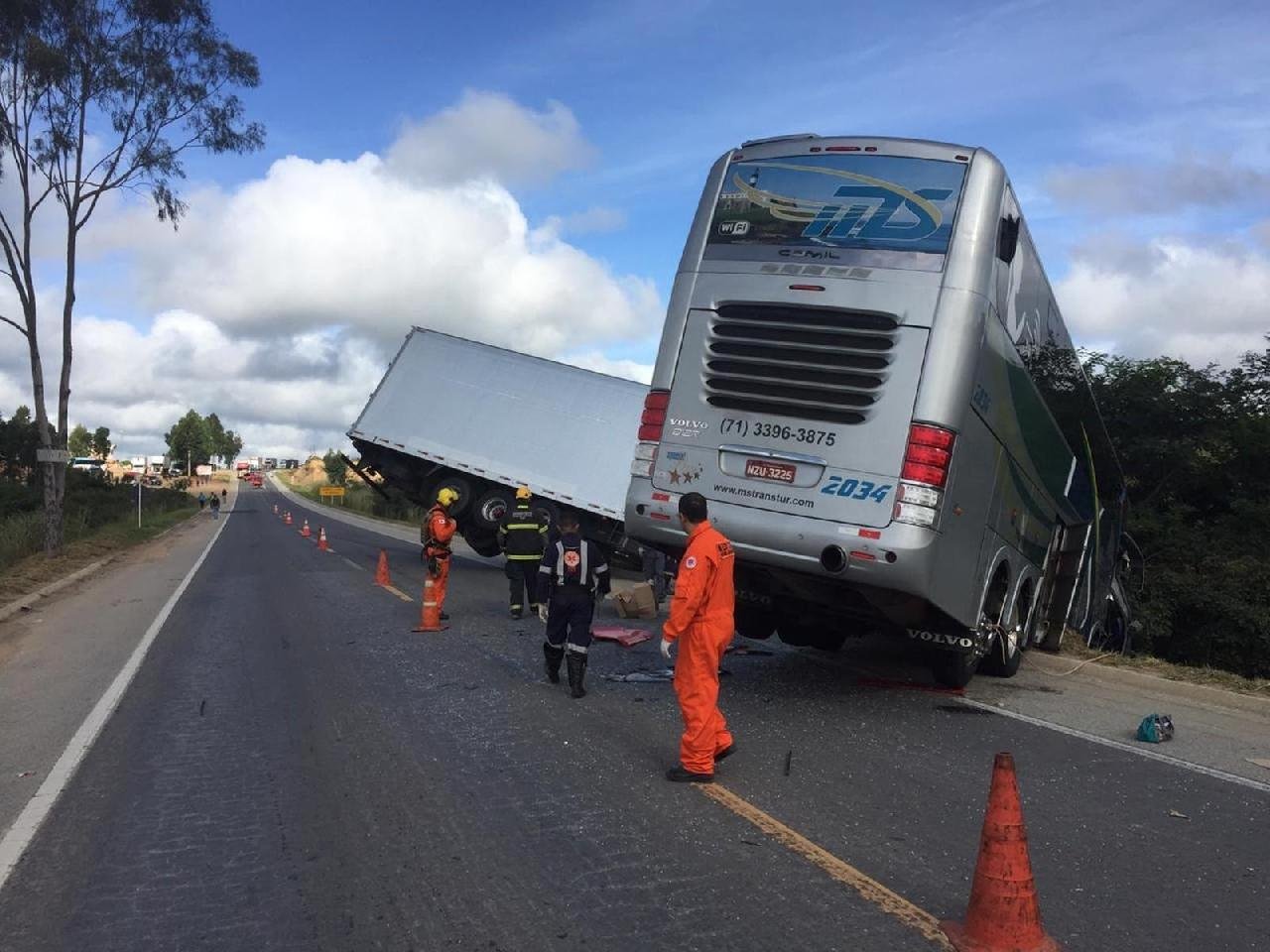 ÔNIBUS COM DELEGAÇÃO SUB-15 DO BAHIA SE ENVOLVE EM ACIDENTE COM PELO MENOS 2 MORTOS ÔNIBUS COM DELEGAÇÃO SUB-15 DO BAHIA SE ENVOLVE EM ACIDENTE COM PELO MENOS 2 MORTOS