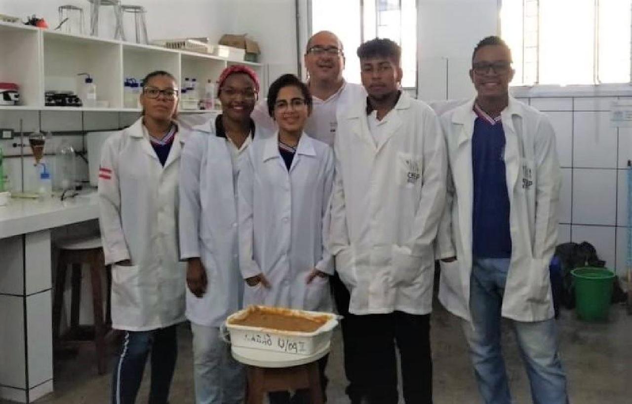 ESTUDANTES DO CEEP FABRICAM SABÃO PARA DOAR A HOSPITAL E BOMBEIROS ESTUDANTES DO CEEP FABRICAM SABÃO PARA DOAR A HOSPITAL E BOMBEIROS
