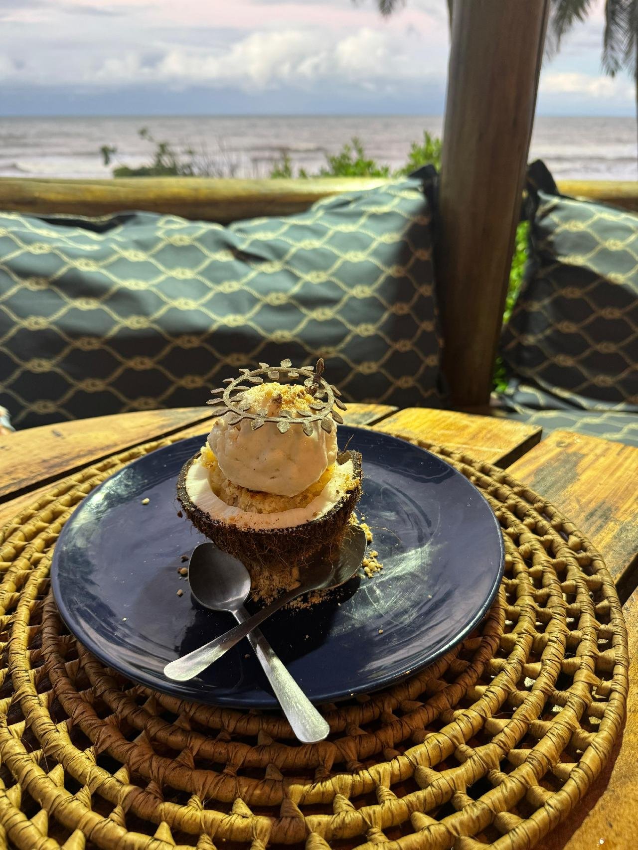 "ME DISSERAM QUE O COCO ERA LAVADO E REAPROVEITADO PARA OUTROS", DECLAROU CLIENTE DO RESTAURANTE DA POUSADA MORRO DOS NAVEGANTES, EM ILHÉUS "ME DISSERAM QUE O COCO ERA LAVADO E REAPROVEITADO PARA OUTROS", DECLAROU CLIENTE DO RESTAURANTE DA POUSADA MORRO DOS NAVEGANTES, EM ILHÉUS