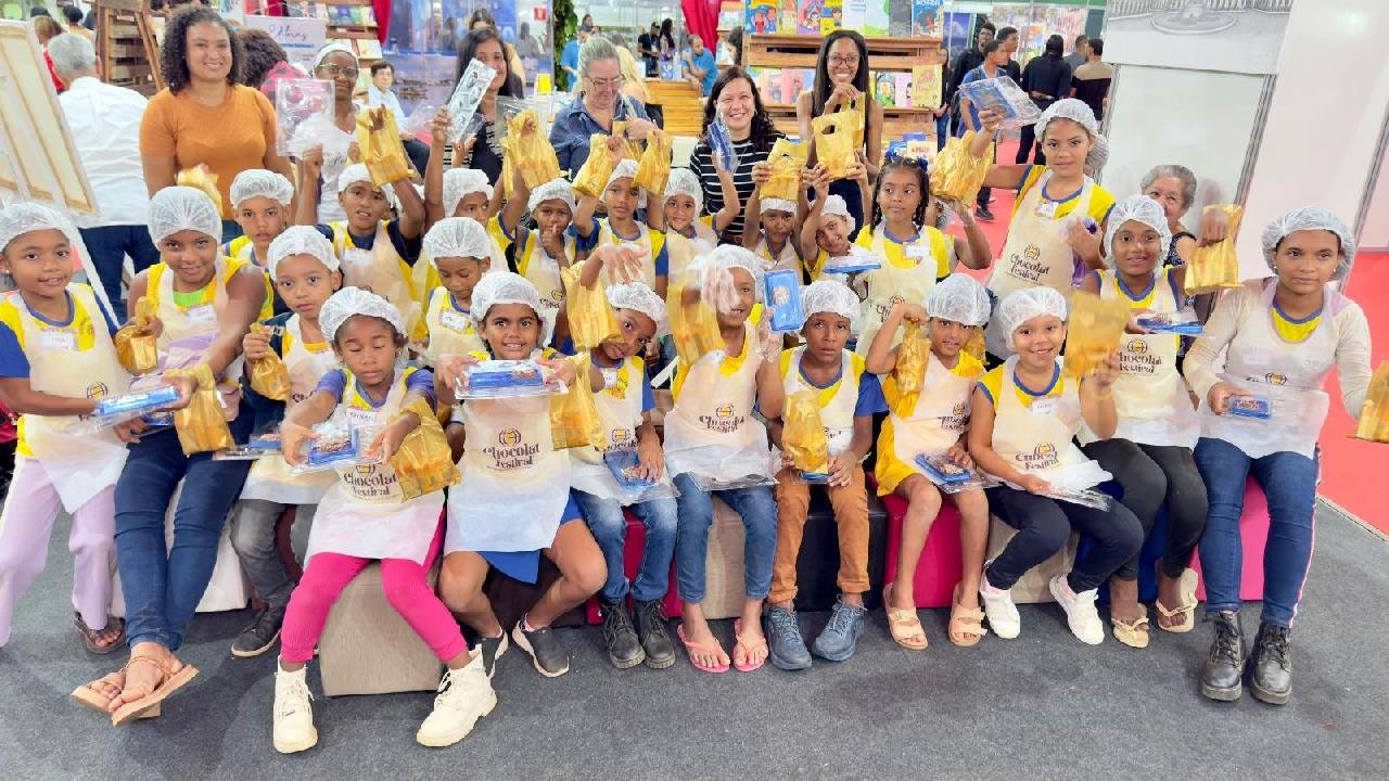 ALUNOS DE AREIA BRANCA PARTICIPAM PELA PRIMEIRA VEZ DA COZINHA KISS NO FESTIVAL DO CHOCOLATE EM ILHÉUS ALUNOS DE AREIA BRANCA PARTICIPAM PELA PRIMEIRA VEZ DA COZINHA KISS NO FESTIVAL DO CHOCOLATE EM ILHÉUS