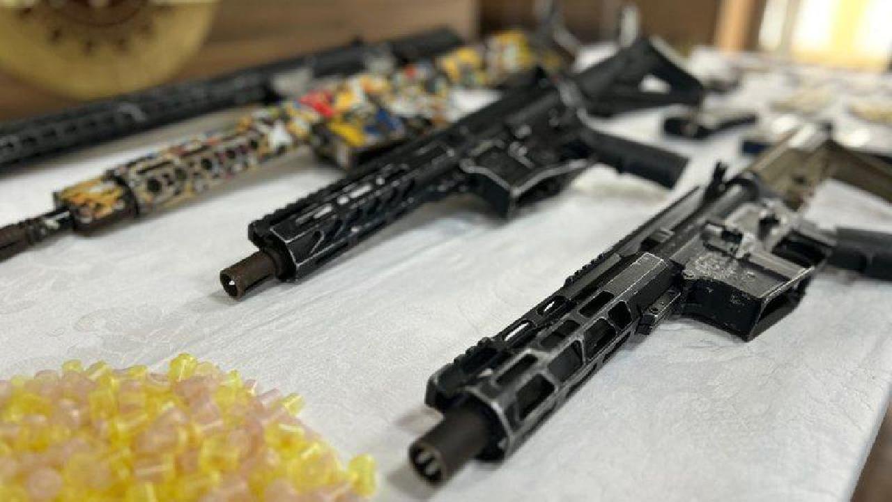 POLÍCIA APREENDE 70 FUZIS EM 2024 DURANTE COMBATE CONTRA FACÇÕES POLÍCIA APREENDE 70 FUZIS EM 2024 DURANTE COMBATE CONTRA FACÇÕES