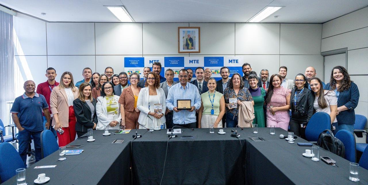 LANÇAMENTO DE LIVRO SOBRE PROGRAMA MANUEL QUERINO MARCA DESPEDIDA DE MAGNO  LAVIGNE DA SECRETARIA DE QUALIFICAÇÃO, EMPREGO E JUVENTUDE DO MTE