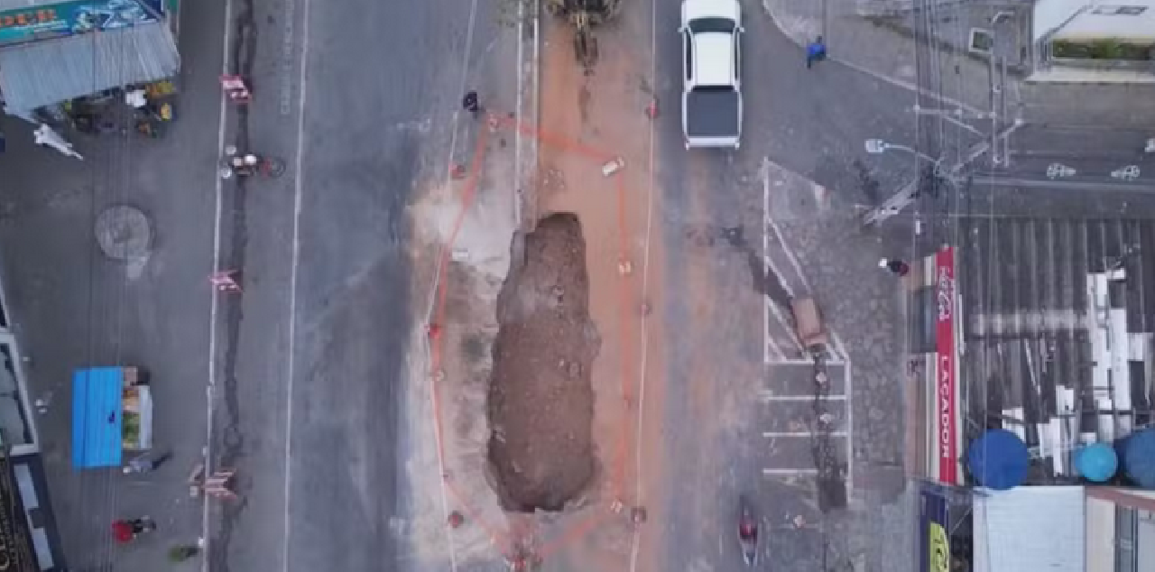 IDOSA FICA FERIDA APÓS SER "ENGOLIDA" POR CRATERA EM VITÓRIA DA CONQUISTA IDOSA FICA FERIDA APÓS SER "ENGOLIDA" POR CRATERA EM VITÓRIA DA CONQUISTA