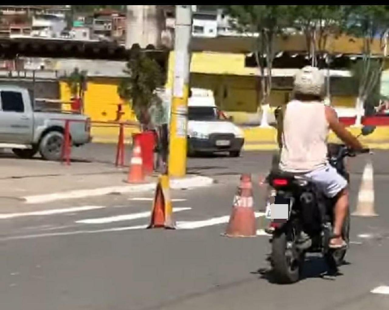 HOMEM PINTA FAIXA DE PEDESTRES EM ILHÉUS HOMEM PINTA FAIXA DE PEDESTRES EM ILHÉUS