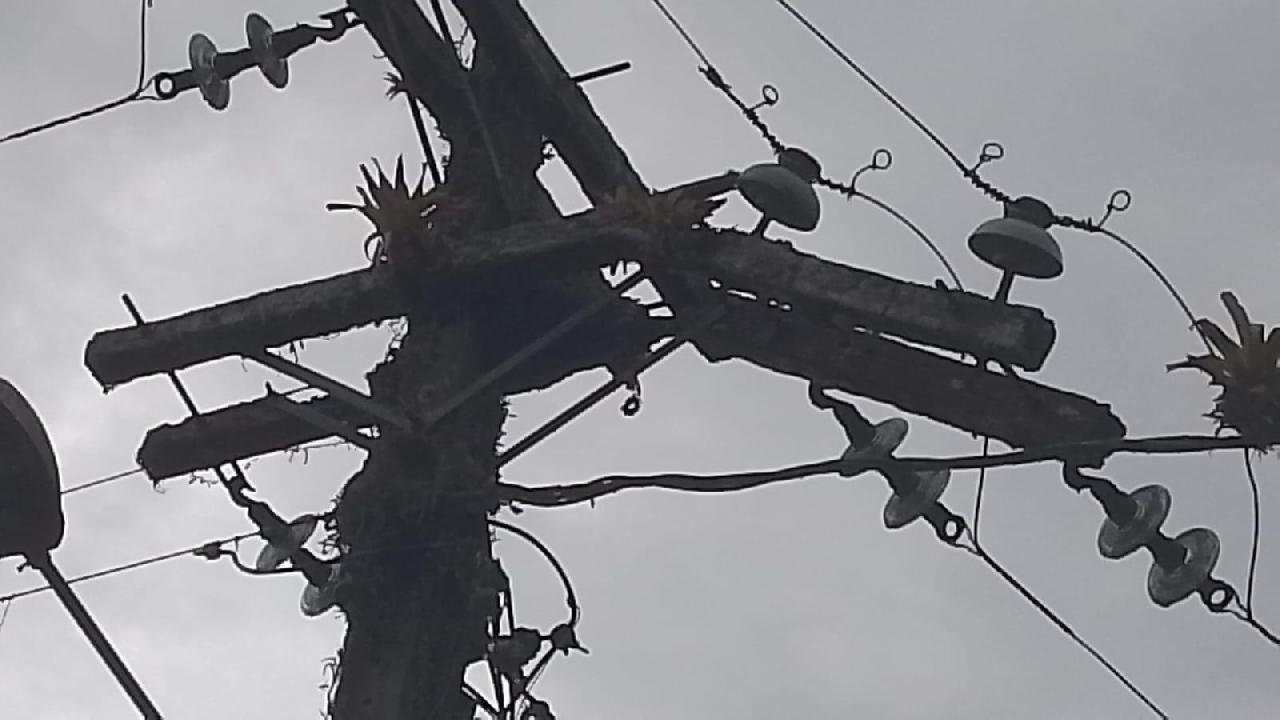PERIGO NA LAGOA ENCANTADA: POSTE DA COELBA AMEAÇA CAIR E MORADORES SE SENTEM ABANDONADOS PERIGO NA LAGOA ENCANTADA: POSTE DA COELBA AMEAÇA CAIR E MORADORES SE SENTEM ABANDONADOS