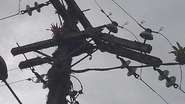 PERIGO NA LAGOA ENCANTADA: POSTE DA COELBA AMEAÇA CAIR E MORADORES SE SENTEM ABANDONADOS