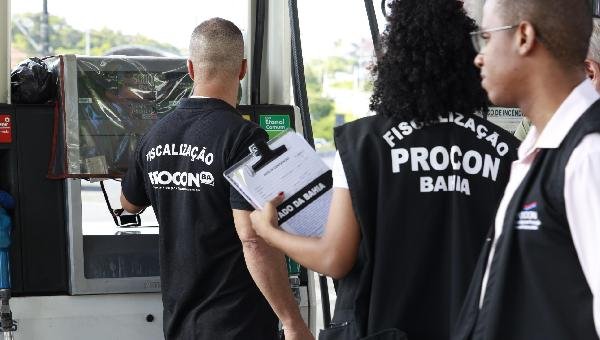 PROCON NOTIFICA 111 POSTOS DE COMBUSTÍVEIS E DISTRIBUIDORAS DURANTE OPERAÇÕES DE FISCALIZAÇÃO NA BAHIA