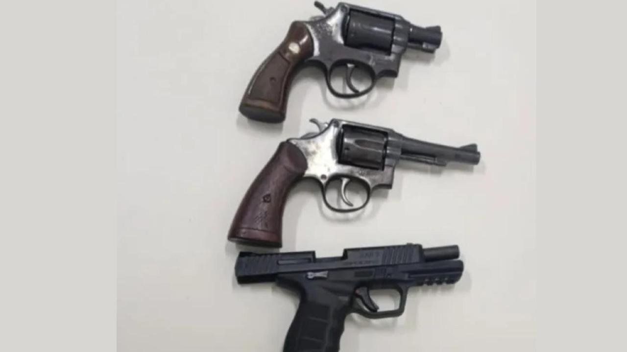 APÓS DENÚNCIA, PM INTERCEPTA CARRO E PRENDE QUATRO HOMENS ARMADOS NO SUL DA BAHIA