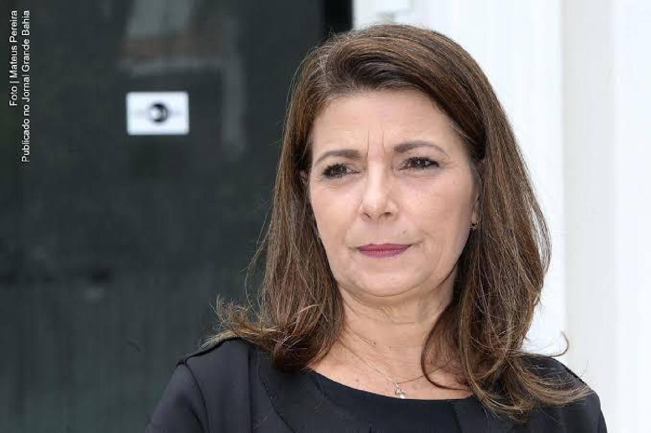 MÉDICA ADÉLIA PINHEIRO ASSUME SECRETARIA DE SAÚDE DO ESTADO MÉDICA ADÉLIA PINHEIRO ASSUME SECRETARIA DE SAÚDE DO ESTADO