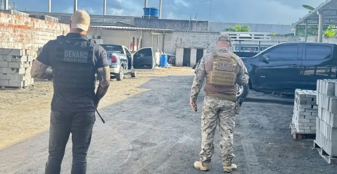 POLÍCIA PRENDE SUSPEITO APONTADO COMO UM DOS PRINCIPAIS FORNECEDORES DE DROGAS PARA ILHÉUS, TEIXEIRA DE FREITAS E FEIRA DE SANTANA POLÍCIA PRENDE SUSPEITO APONTADO COMO UM DOS PRINCIPAIS FORNECEDORES DE DROGAS PARA ILHÉUS, TEIXEIRA DE FREITAS E FEIRA DE SANTANA