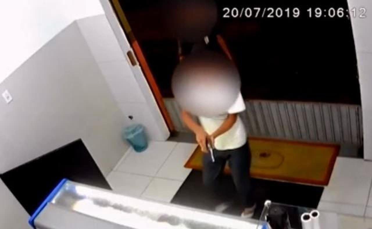 TRIO DE ADOLESCENTE É APREENDIDO APÓS ROUBAR BOLO E DINHEIRO EM LOJA NA ITABUNA TRIO DE ADOLESCENTE É APREENDIDO APÓS ROUBAR BOLO E DINHEIRO EM LOJA NA ITABUNA