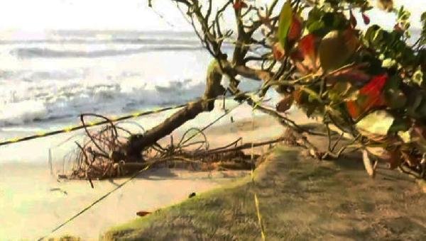 AVANÇO DO MAR DANIFICA ESTRUTURA DE BARRACA E DERRUBA ÁRVORE EM PRAIA DE ILHÉUS