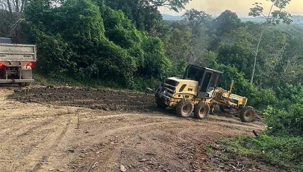 SERVIÇO DE RECUPERAÇÃO DAS ESTRADAS VICINAIS ATENDE COMUNIDADES DE SAPUCAEIRA  E MARIA JAPE 