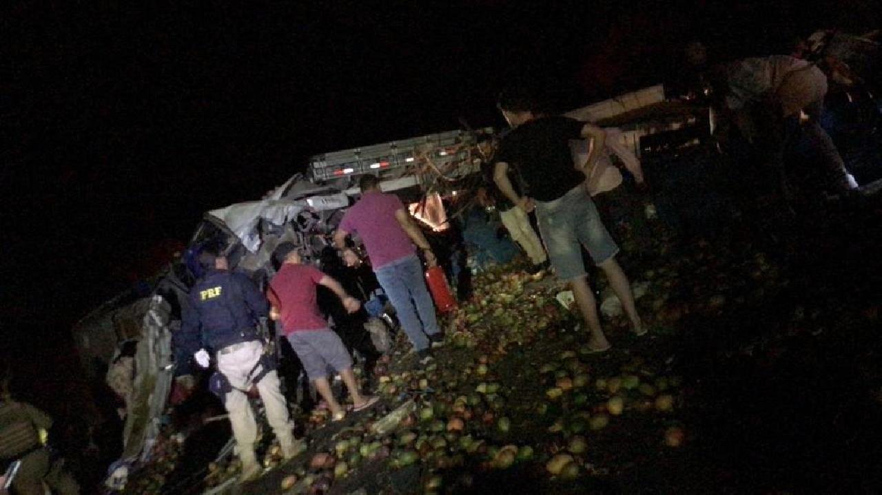 25 PESSOAS MORRERAM EM UM ACIDENTE NA BR-415 25 PESSOAS MORRERAM EM UM ACIDENTE NA BR-415