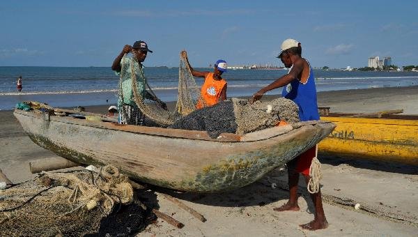 PESCADORES DISCUTEM O PROBLEMA TRAZIDO PELO ÓLEO E GOVERNO FEDERAL GARANTE SEGURO