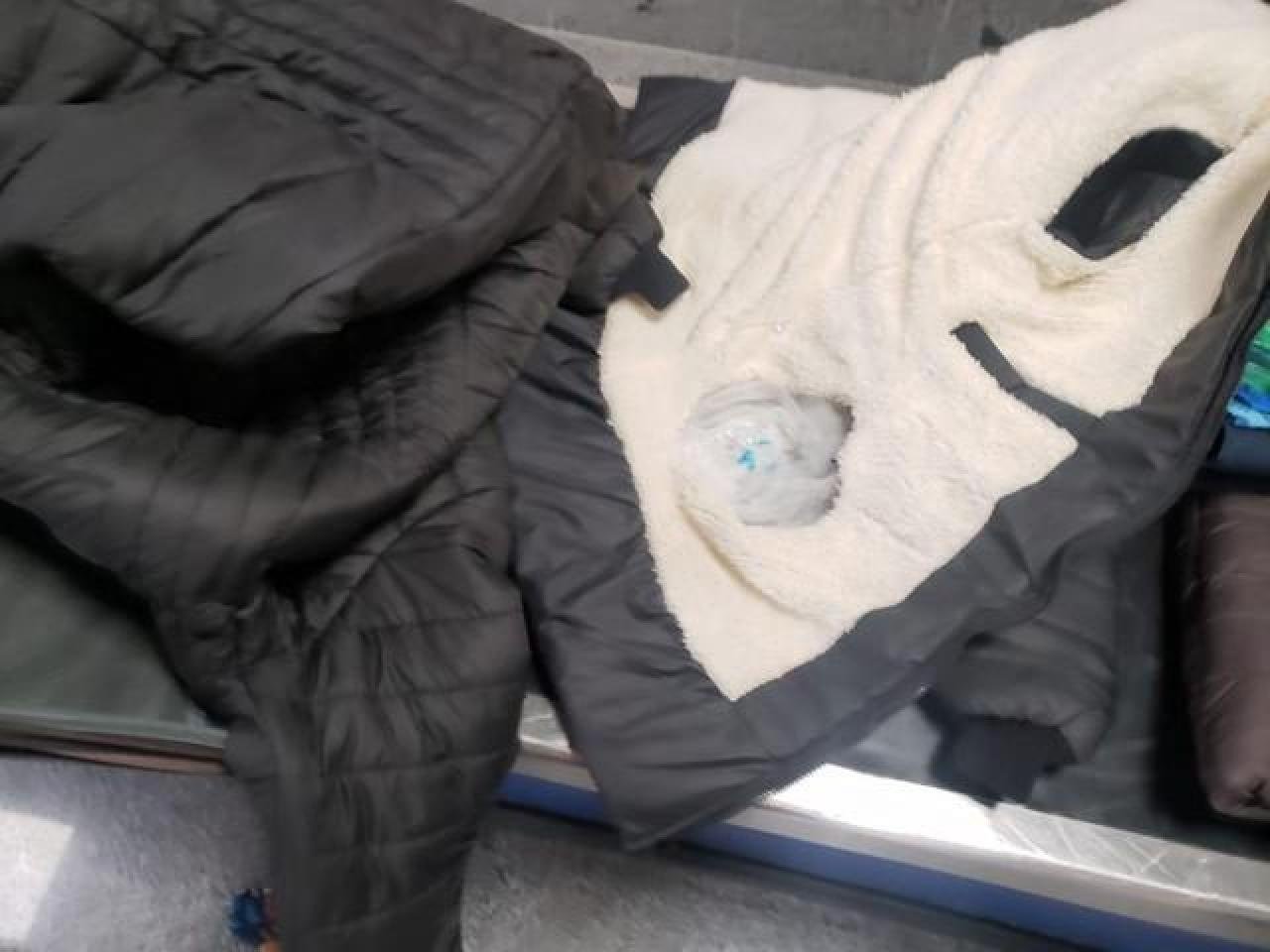 IDOSA É PRESA NO AEROPORTO DE SALVADOR AO TENTAR EMBARCAR COM COCAÍNA ESCONDIDA EM FORRO DE CASACO IDOSA É PRESA NO AEROPORTO DE SALVADOR AO TENTAR EMBARCAR COM COCAÍNA ESCONDIDA EM FORRO DE CASACO