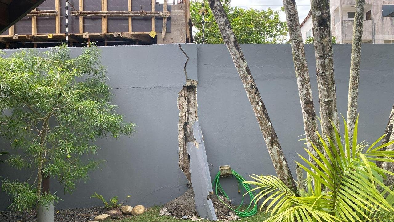 EMPREENDIMENTO DA M. CRUZ CONSTRUTORA NO JARDIM ATLÂNTICO 2 COMPROMETE  RESIDÊNCIA  E PROPRIETÁRIO FICA REVOLTADO 