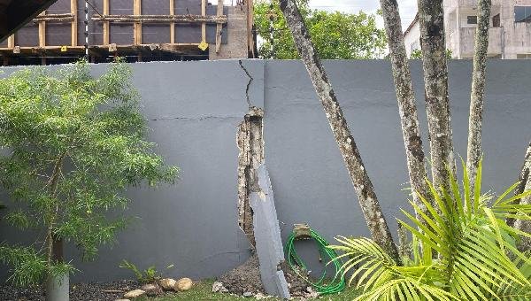 EMPREENDIMENTO DA M. CRUZ CONSTRUTORA NO JARDIM ATLÂNTICO 2 COMPROMETE  RESIDÊNCIA  E PROPRIETÁRIO FICA REVOLTADO 