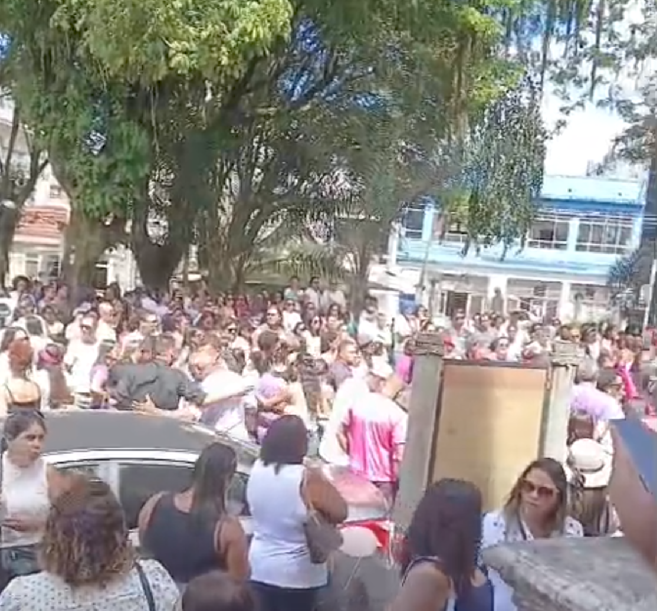 CENTENAS DE PESSOAS PARTICIPAM DE CAMINHADA EM ILHÉUS POR JUSTIÇA E PELO FIM DA VIOLÊNCIA CONTRA MULHERES CENTENAS DE PESSOAS PARTICIPAM DE CAMINHADA EM ILHÉUS POR JUSTIÇA E PELO FIM DA VIOLÊNCIA CONTRA MULHERES
