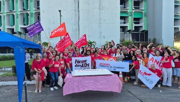 PROFESSORES DAS UNIVERSIDADES ESTADUAIS DECIDEM MANTER VIGÍLIA NA PORTA DA SEC ATÉ SEREM RECEBIDOS PELO GOVERNO DA BAHIA 
