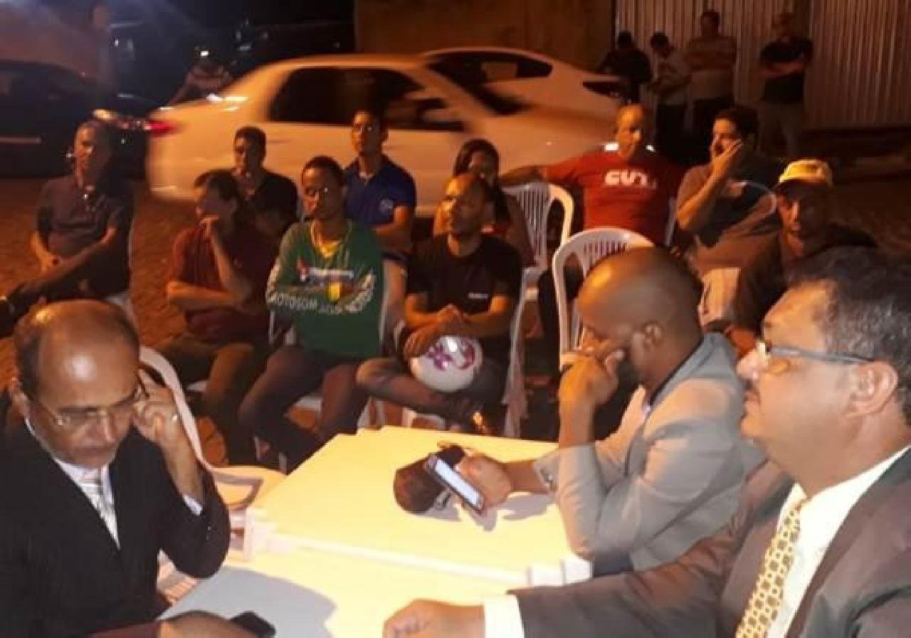 ITAPETINGA: VEREADORES FAZEM SESSÃO NA RUA E CRITICAM PRESIDENTE DA CÂMARA ITAPETINGA: VEREADORES FAZEM SESSÃO NA RUA E CRITICAM PRESIDENTE DA CÂMARA