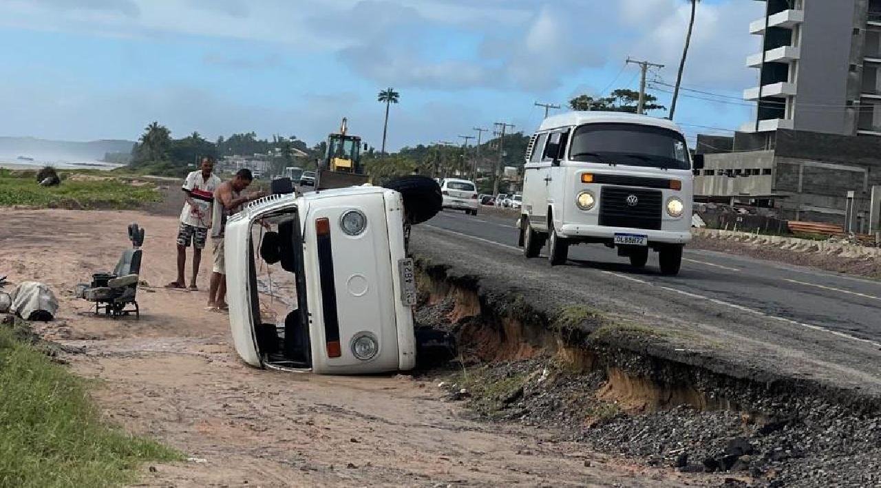 CARRO TOMBA NA BA-001 EM LOCAL SEM SINALIZAÇÃO, NA ZONA SUL DE ILHÉUS CARRO TOMBA NA BA-001 EM LOCAL SEM SINALIZAÇÃO, NA ZONA SUL DE ILHÉUS